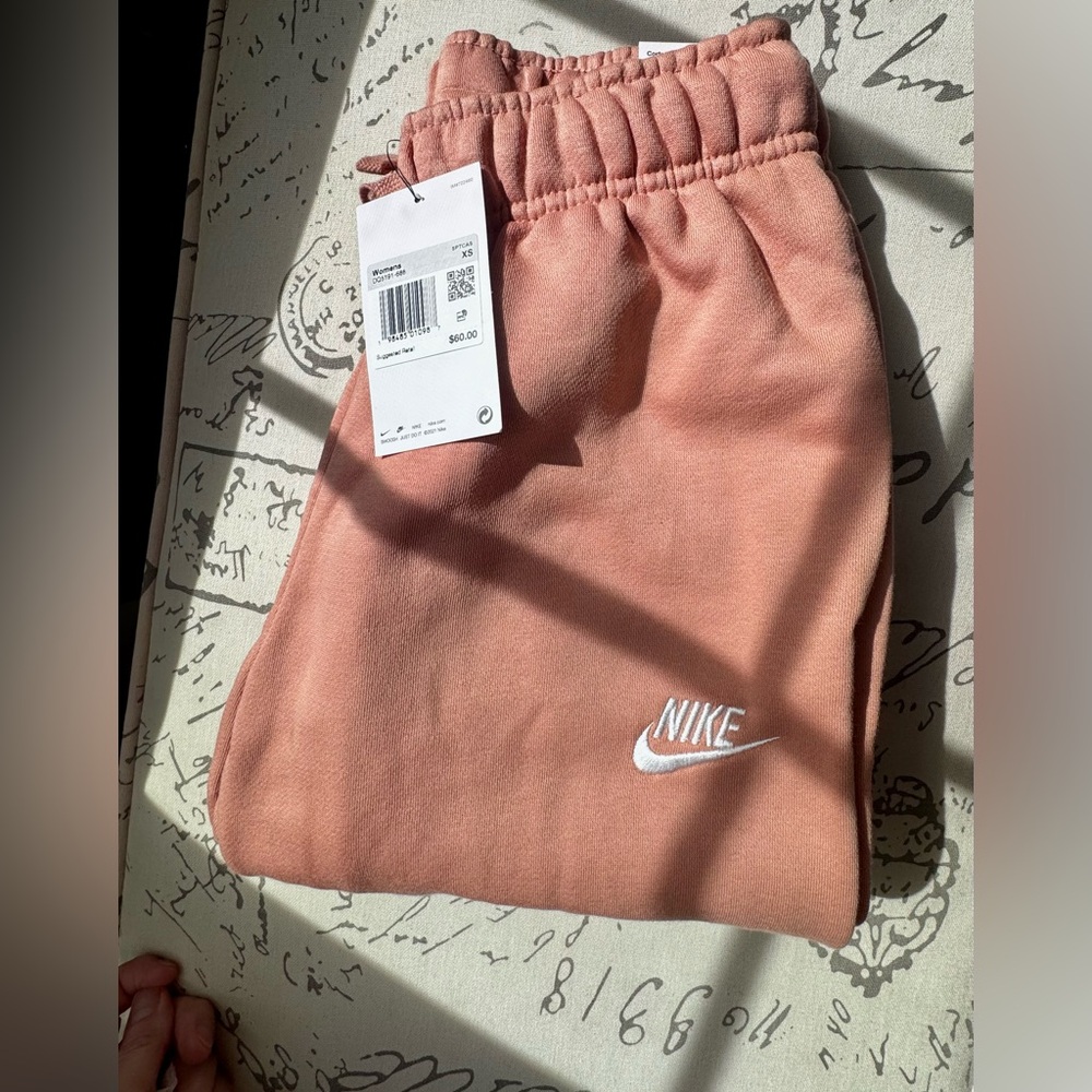 NWT Nike WOMEN’S SPORTSWEAR CLUB FLEECE PANTS – Soft muted pink BRAND NEW XS